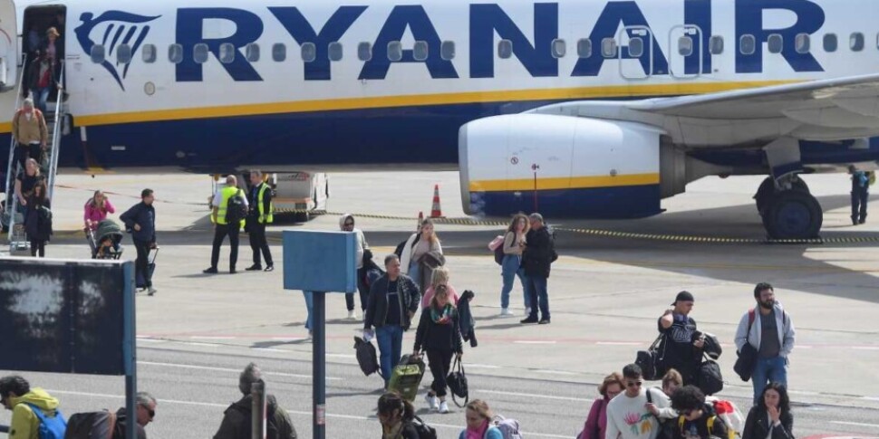 https://assets.gazzettadelsud.it/2026/02/reggio-ryanair-aeroporto-passeggeri-970x485-1771503759-970x485-1771504554.jpg