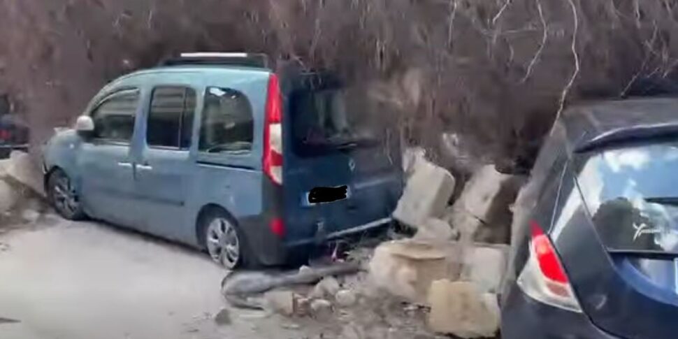 crolla un muro a palermo ferito un carabiniere dieci auto danneggiate da Feedpress.me crolla un muro a palermo ferito un carabiniere dieci auto danneggiate