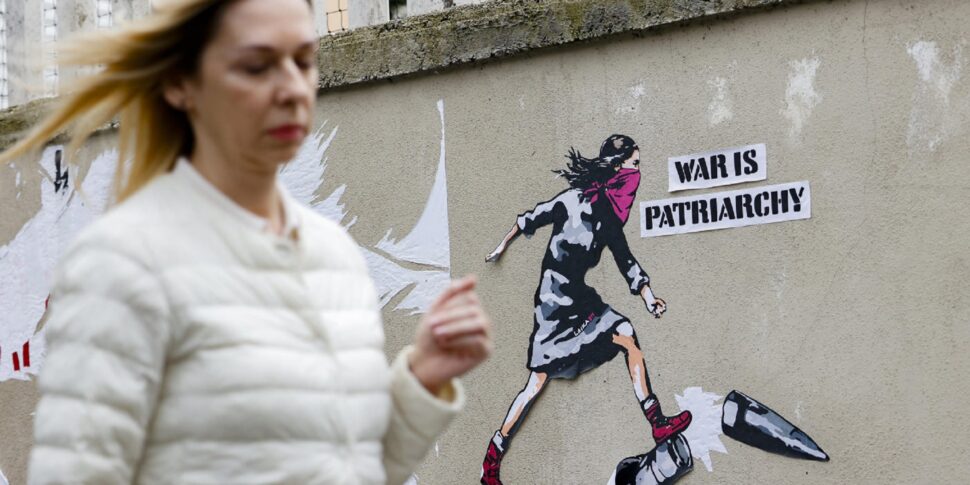 https://assets.gazzettadelsud.it/2026/03/A-new-work-by-street-artist-Laika-entitled-‘War-Is-Patriarchy-appeared-in-Rome-on-the-eve-of-International-Womens-Day.-The-poster-depicts-a-trans-feminist-militant-breaking-a-missile-in-two-with-a-kick-970x485.jpg
