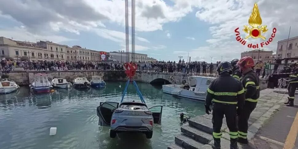 https://assets.gazzettadelsud.it/2026/03/Auto-in-mare-a-Siracusa-970x485.jpg