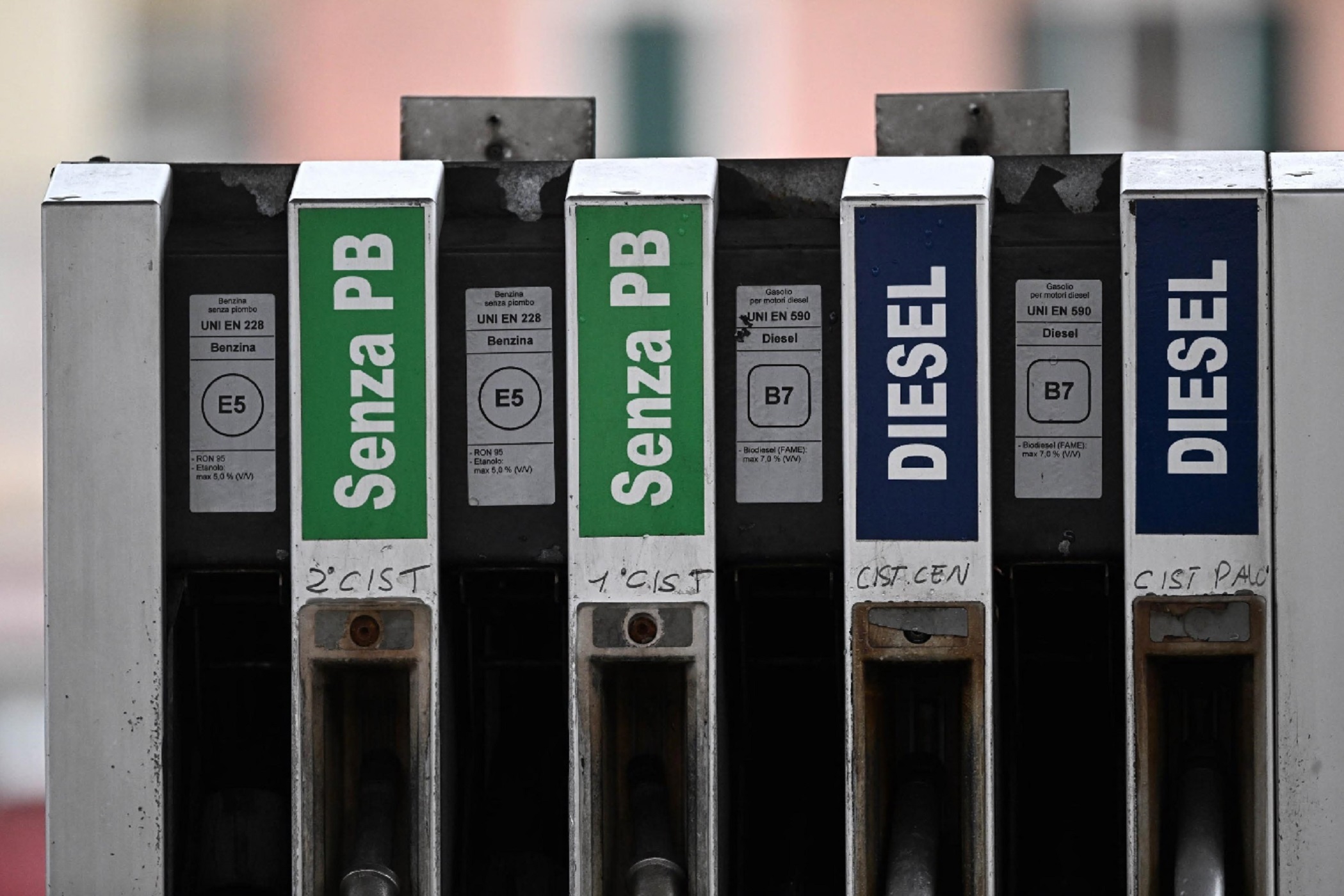 Caro carburanti, in Calabria prezzi “gonfiati”