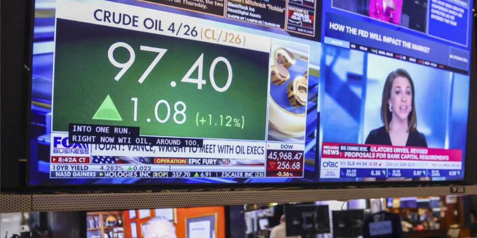 https://assets.gazzettadelsud.it/2026/03/Borse-A-screen-displays-a-news-report-on-crude-oil-prices-as-traders-work-on-the-New-York-Stock-Exchange-NYSE-floor-after-the-opening-bell-in-New-York-970x485.jpg