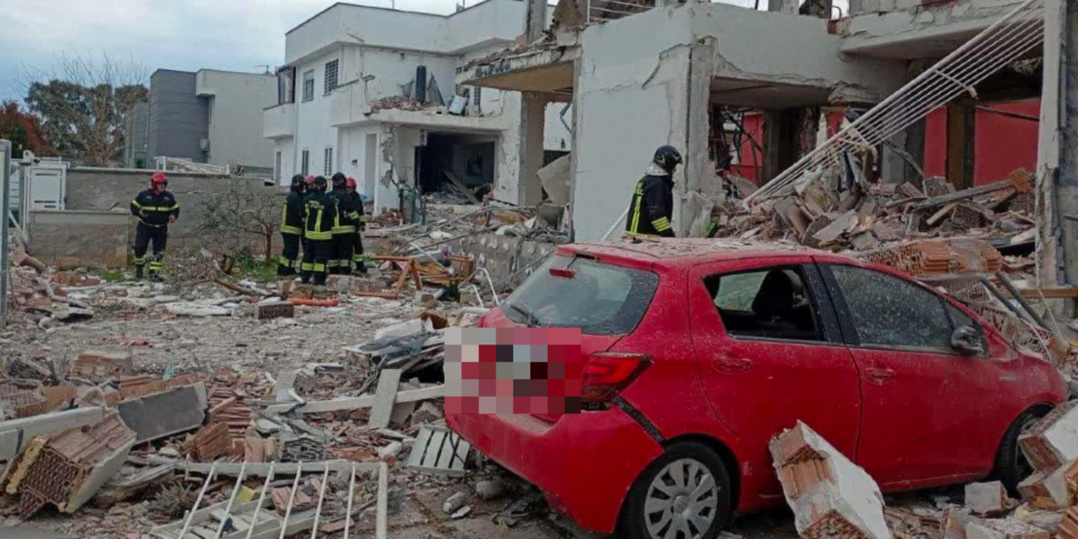 Esplosione a Roma, crolla una palazzina in zona Ponte Galeria: feriti due anziani