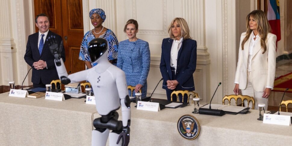 https://assets.gazzettadelsud.it/2026/03/First-Lady-Melania-Trump-First-Lady-of-France-Brigitte-Macron-First-Lady-of-Poland-Marta-Nawrocka-First-Lady-of-Sierra-Leone-Fatima-Maada-Bio-and-First-Gentleman-of-Kosovo-Prindon-Sadriu-look-on-as-a-robot-delivers-970x485.jpg