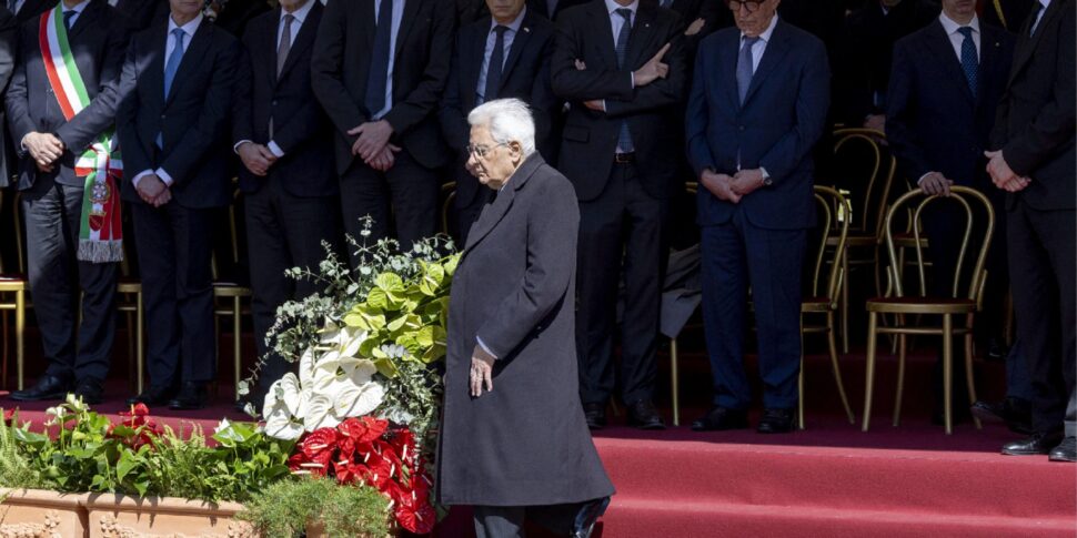 https://assets.gazzettadelsud.it/2026/03/Il-presidente-della-repubblica-italiana-Sergio-Mattarella-al-82°anniversario-delleccidio-delle-Fosse-Ardeatine-970x485.jpg