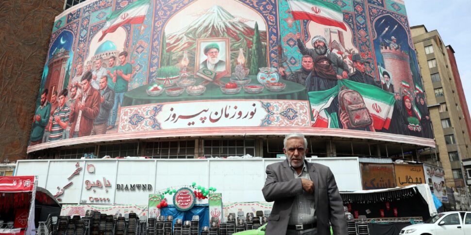 https://assets.gazzettadelsud.it/2026/03/Iranians-pass-a-huge-billboard-at-Valise-Square-in-Tehran-Iran-970x485.jpg