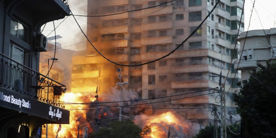 https://assets.gazzettadelsud.it/2026/03/Israeli-airstrike-in-Beirut-970x485.jpg