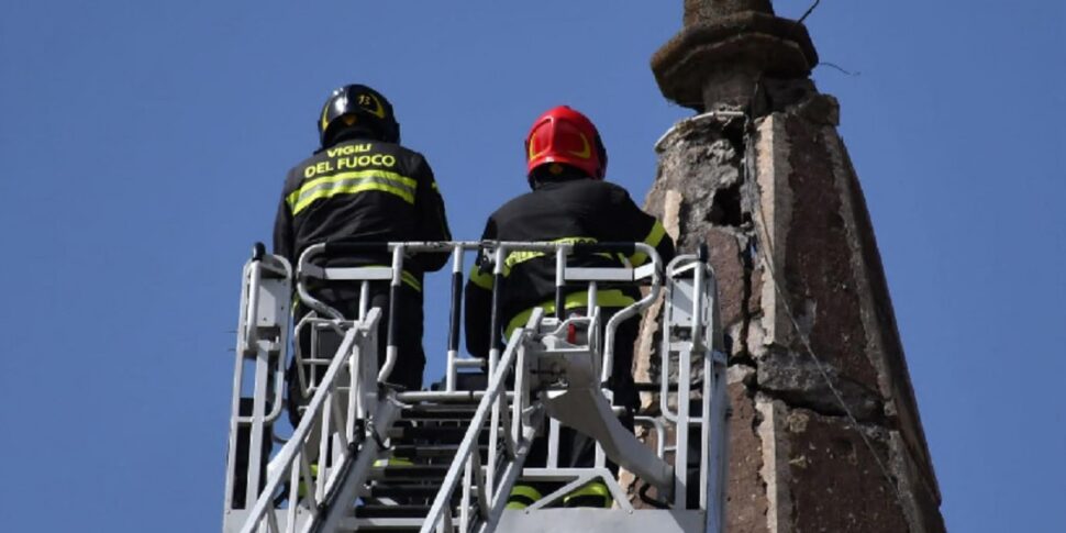 https://assets.gazzettadelsud.it/2026/03/Lintervento-dei-vigili-del-fuoco-per-le-verifiche-al-campanile-della-Chiesa-Madre-a-Ragalna-Catania-in-seguito-al-terremoto-di-stamani-4-marzo-2026-970x485.jpg