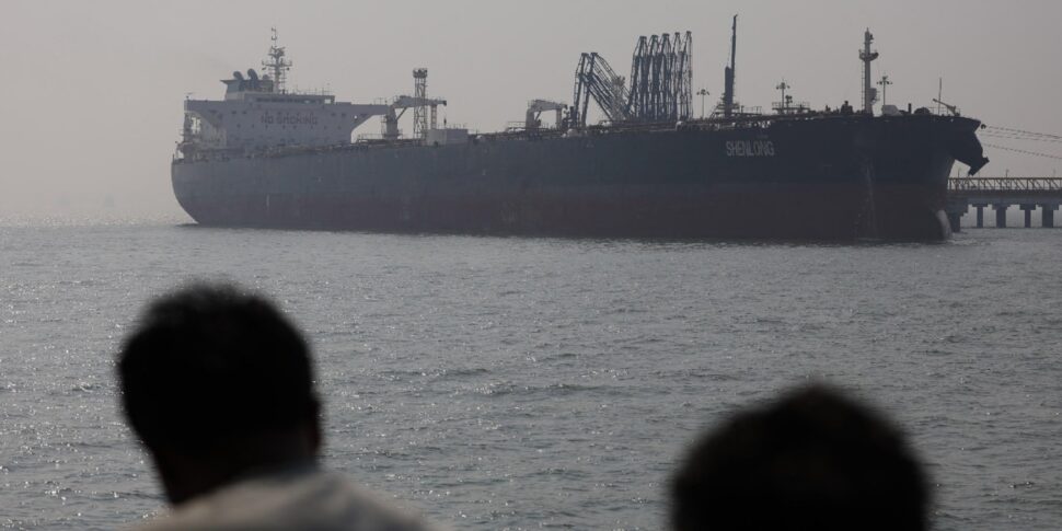 https://assets.gazzettadelsud.it/2026/03/The-Liberia‑flagged-tanker-Shenlong-carrying-crude-oil-from-Saudi-Arabia-to-India-via-the-Strait-of-Hormuz-970x485.jpg