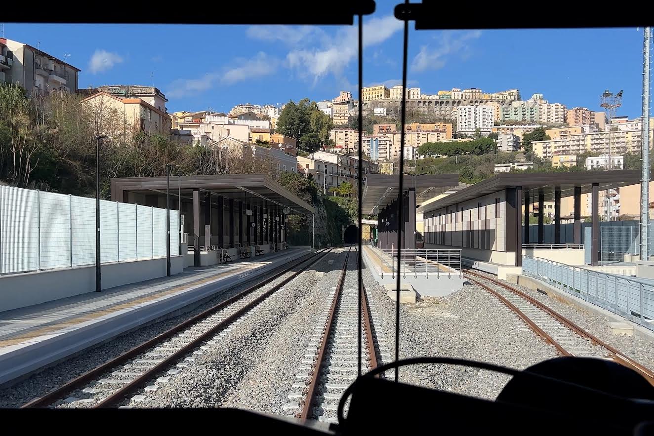 Un dedalo di metro per la Calabria: il treno “perno” del Piano trasporti