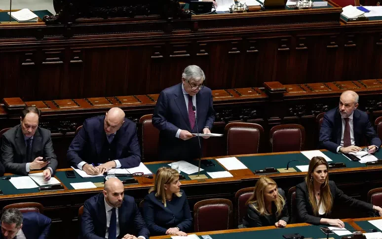 https://assets.gazzettadelsud.it/2026/03/crosetto-tajani-parlamento-774x485.webp
