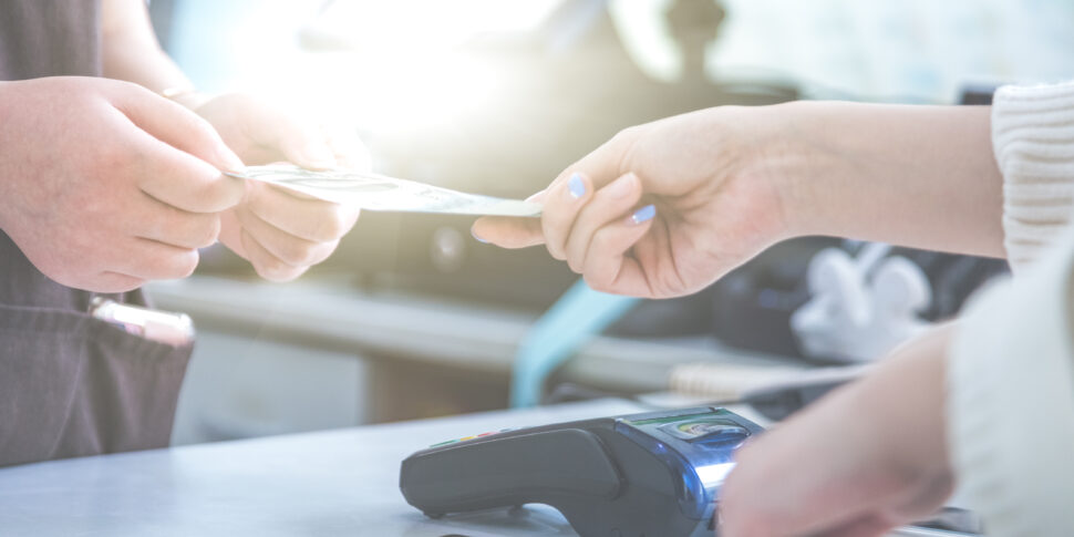 https://assets.gazzettadelsud.it/2026/03/pos-credit-card-settlement-instead-cash-settlement-shopping-970x485.jpg