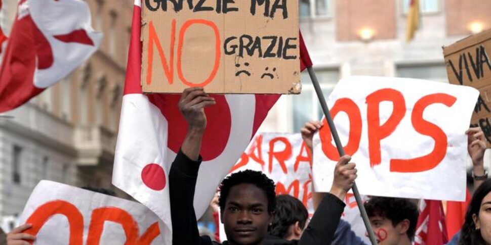 La vittoria delle toghe, la festa e i cori: "Chi non salta Meloni è" e "Bella ciao" in tribunale
