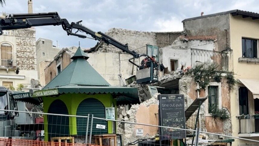 Edificio crollato blocca un ristorante a Taormina: da due settimane fermi 40 lavoratori