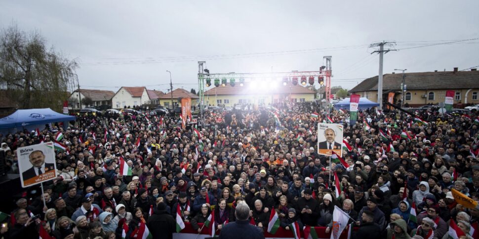 https://assets.gazzettadelsud.it/2026/04/A-handout-photo-made-available-by-the-Hungarian-PMs-General-Department-of-Communication-shows-Hungarian-Prime-Minister-Viktor-Orban-970x485.jpg