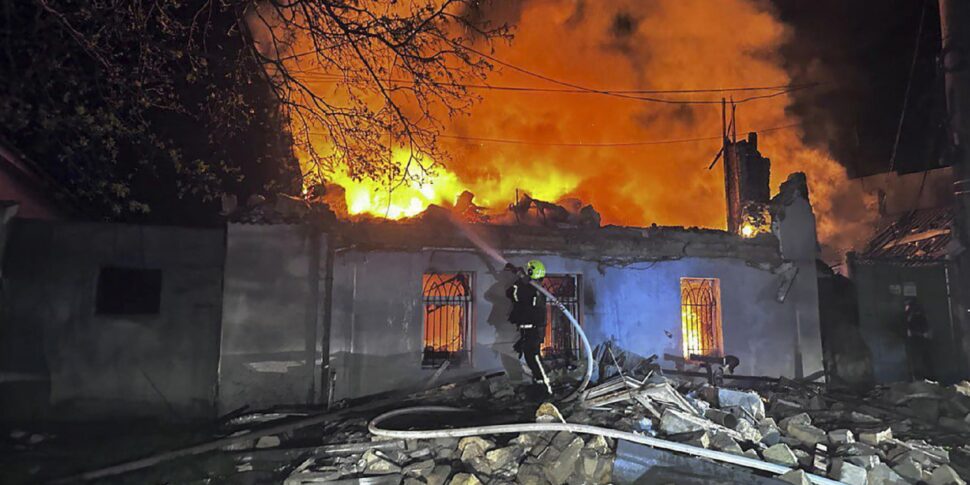 https://assets.gazzettadelsud.it/2026/04/A-handout-photo-made-available-by-the-Ukrainian-State-Emergency-Service-SES-shows-Ukrainian-rescuers-working-at-the-site-of-a-Russian-drone-strike-on-a-residential-area-in-Odesa-Ukraine-970x485.jpg