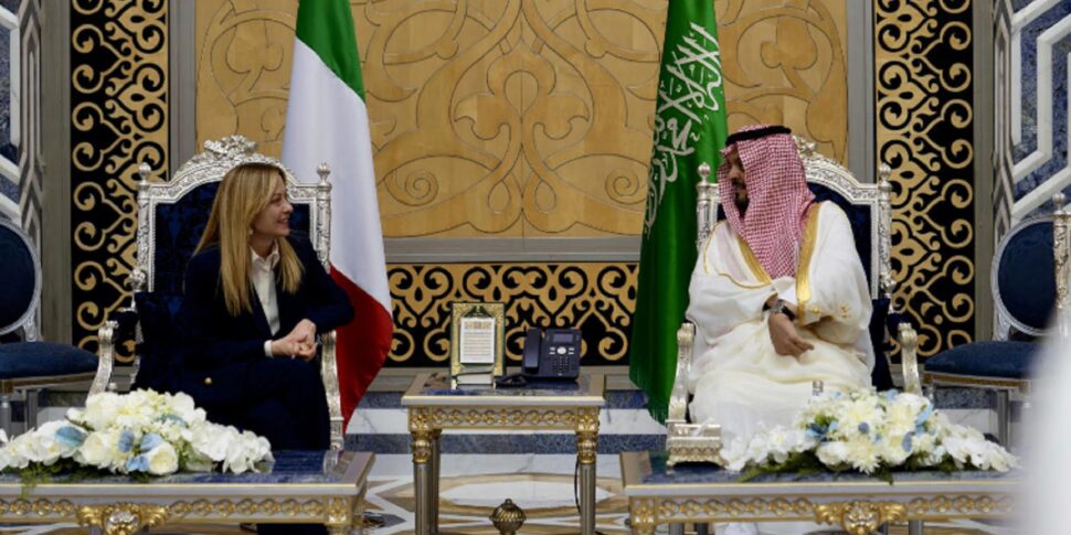 https://assets.gazzettadelsud.it/2026/04/A-handout-photo-provided-by-Palazzo-Chigi-Press-Office-shows-Italian-Prime-Minister-Giorgia-Meloni-during-her-visit-to-Saudi-Arabia-970x485.jpg