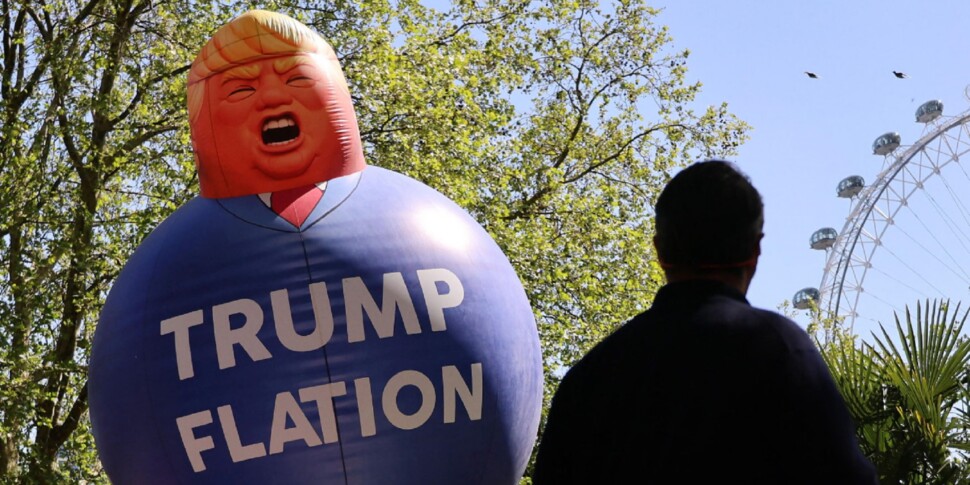https://assets.gazzettadelsud.it/2026/04/A-pedestrian-passes-a-balloon-of-US-President-Donald-Trump-during-a-Liberal-Democrat-Trumpflation-campaign-in-London-Britain-970x485-1776880382.jpg