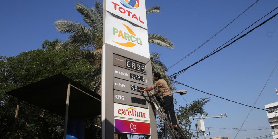 https://assets.gazzettadelsud.it/2026/04/An-employee-of-a-petrol-station-updates-the-latest-fuel-prices-on-a-board-in-Karach-Pakistan-03-April-2026.-Fuel-prices-increased-in-Pakistan-amid-the-global-oil-market-volatility-linked-970x485.jpg