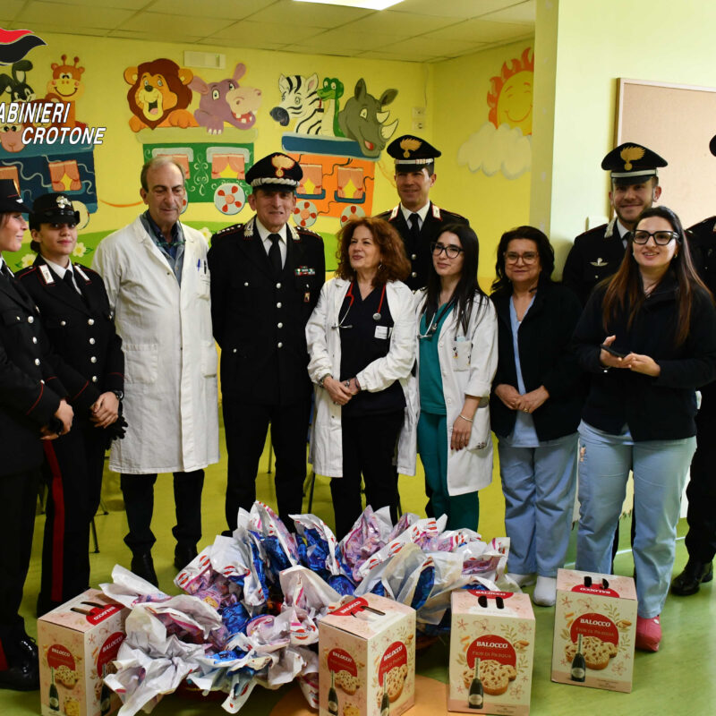 Il carabinieri di Crotone in visita al reparto di Pediatria dell ...