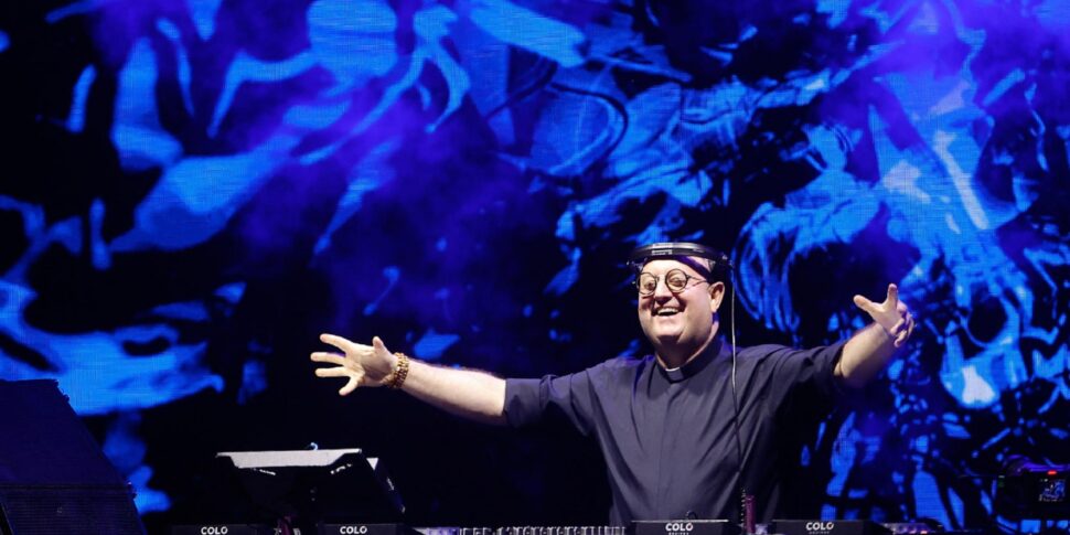 https://assets.gazzettadelsud.it/2026/04/Father-Guilherme-Peixoto-performs-a-DJ-set-as-part-of-a-tribute-to-Pope-Francis-in-Plaza-de-Mayo-in-Buenos-Aires-Argentina-970x485.jpg