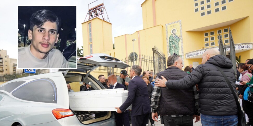 https://assets.gazzettadelsud.it/2026/04/Funerali-Fabio-Ascione-970x485-1776159864.jpg