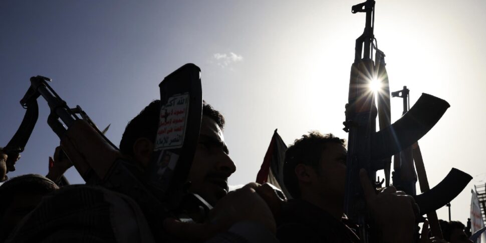 https://assets.gazzettadelsud.it/2026/04/Houthi-supporters-raise-their-weapons-during-a-protest-against-the-joint-US-Israeli-operation-in-Iran-in-Sanaa-Yemen-03-April-2026-970x485.jpg