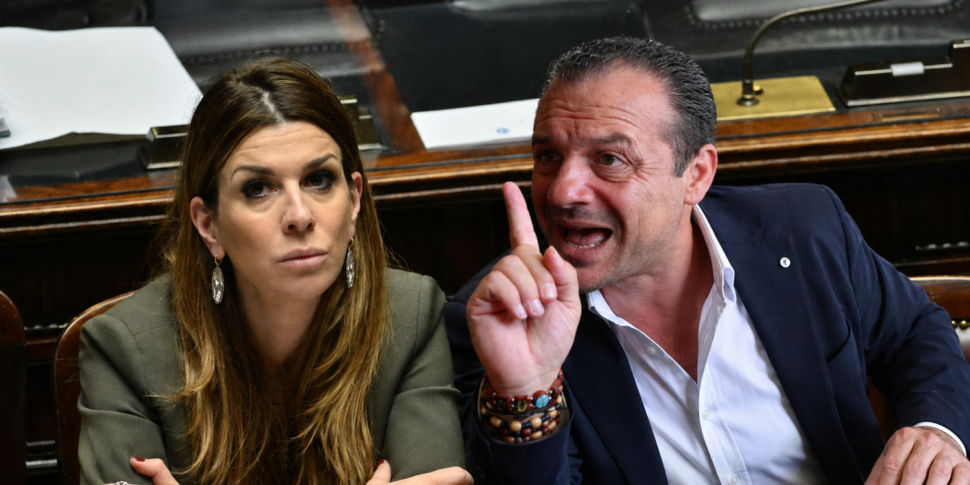 https://assets.gazzettadelsud.it/2026/04/SIRACUSANO-DE-LUCA-970x485-1777567840.png