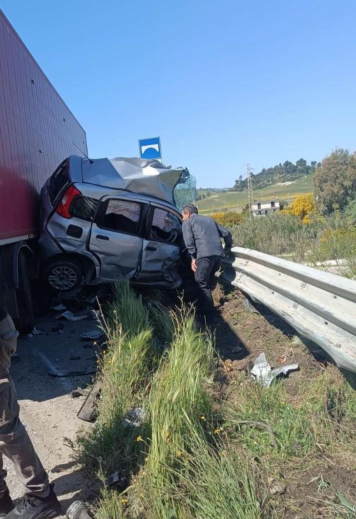 Gravissimo incidente sulla SS 106 a Steccato di Cutro: un morto e ...