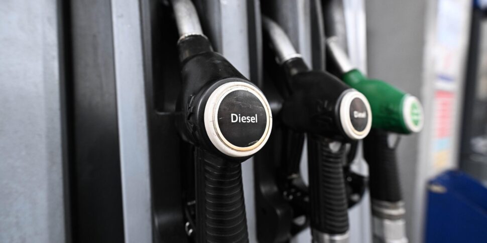 https://assets.gazzettadelsud.it/2026/04/carburanti-diesel-benzina-970x485.jpg