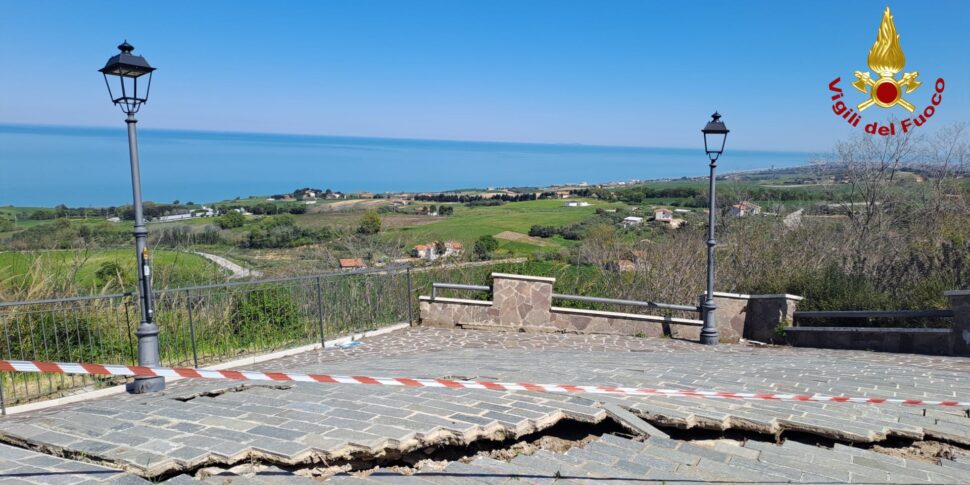 si riattiva una frana in molise a14 nel caos traffico paralizzato per 13 km e ferrovia bloccata per mesi da Feedpress.me si riattiva una frana in molise a14 nel caos traffico paralizzato per 13 km e ferrovia bloccata per mesi