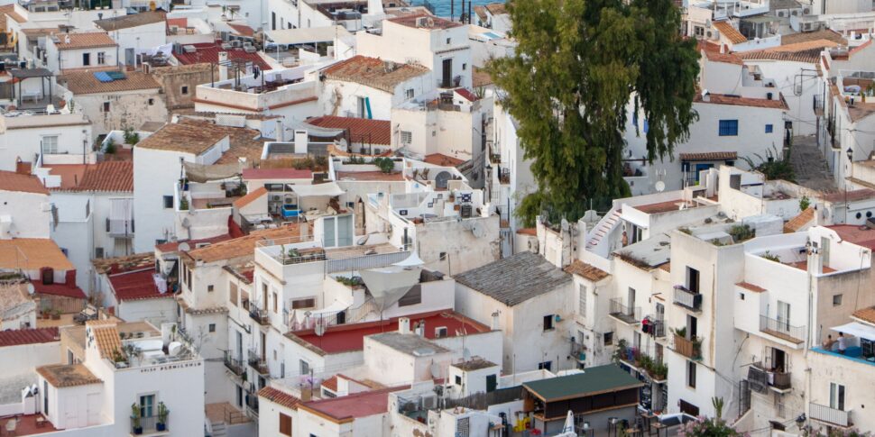 https://assets.gazzettadelsud.it/2026/04/kaatjeb-ibiza-4637964-970x485.jpg