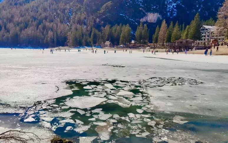 https://assets.gazzettadelsud.it/2026/04/lago-di-braies-ghiaccio-774x485.webp