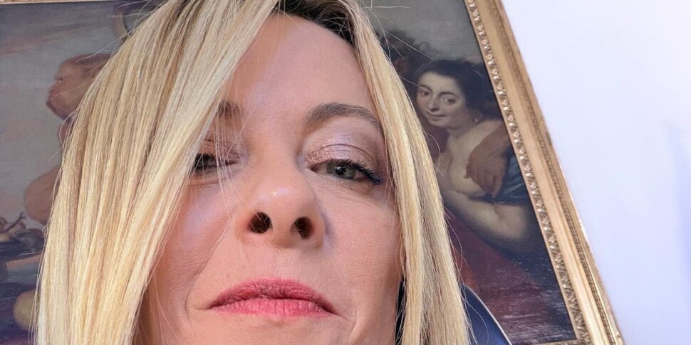 report selfie di giorgia meloni con un referente del clan senese la premier solo fango contro di me da Feedpress.me report selfie di giorgia meloni con un referente del clan senese la premier solo fango contro di me