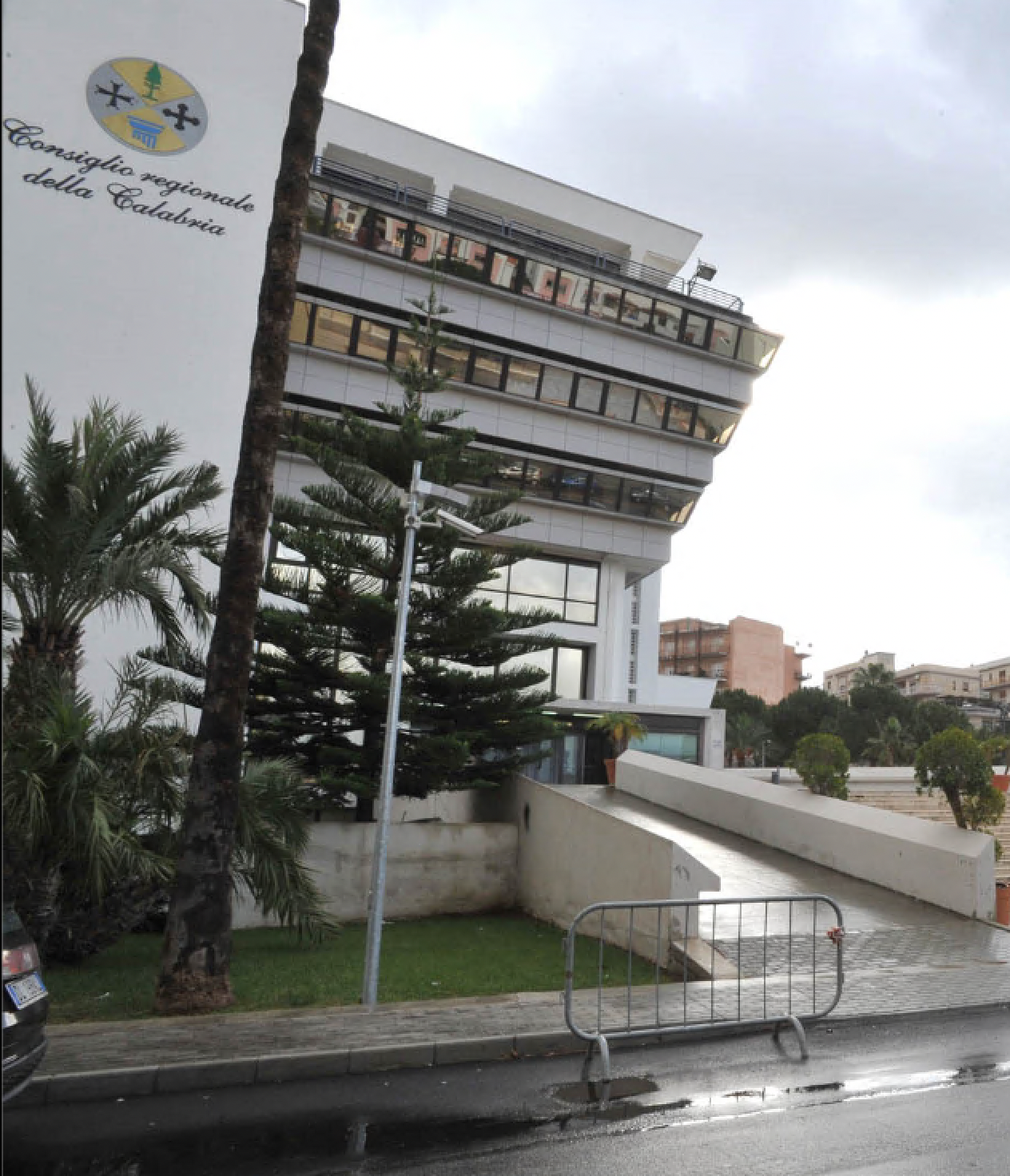 In Calabria l’abbuffata di poltrone e posticini, alla Regione è l’ora del sottogoverno