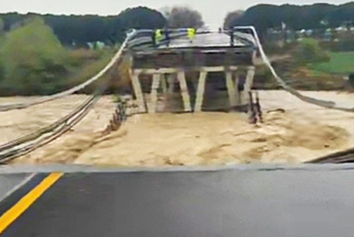 Maltempo, crolla ponte sul Trigno lungo la statale 16 Adriatica che collega Molise ed Abruzzo