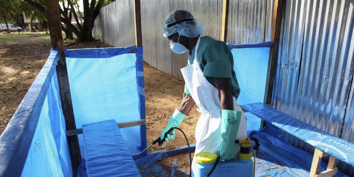 https://assets.gazzettadelsud.it/2026/05/A-Liberian-nurse-sprays-disinfectant-as-a-prevention-against-the-deadly-Ebola-virus-in-the-waiting-area-outside-the-ELWA-isolation-unit-in-Monrovia-Liberia-1200x600-1779050923.jpg