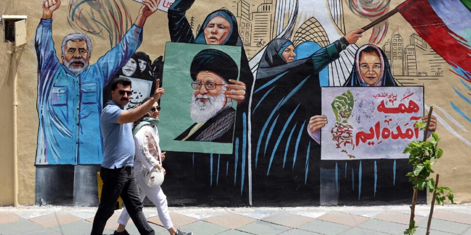 https://assets.gazzettadelsud.it/2026/05/An-Iranian-couple-walks-next-to-a-anti-US-and-Israel-mural-in-a-street-in-Tehran-Iran-970x485.jpg