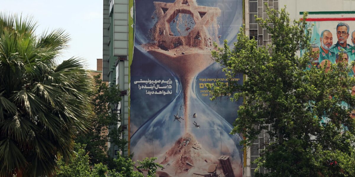 https://assets.gazzettadelsud.it/2026/05/An-anti-Israeli-billboard-hangs-in-Palestine-Square-with-a-sentence-reading-in-Persian-1200x600.jpg