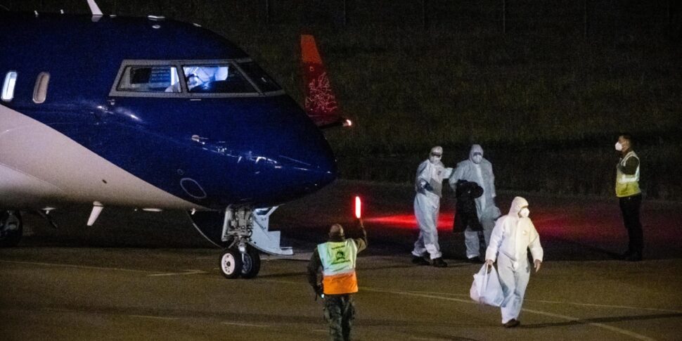 https://assets.gazzettadelsud.it/2026/05/Hantavirus-Passangers-arrive-on-a-second-evacuation-flight-from-Tenerife-at-Eindhoven-Air-Base-in-Eindhoven-the-Netherlands-970x485.jpg