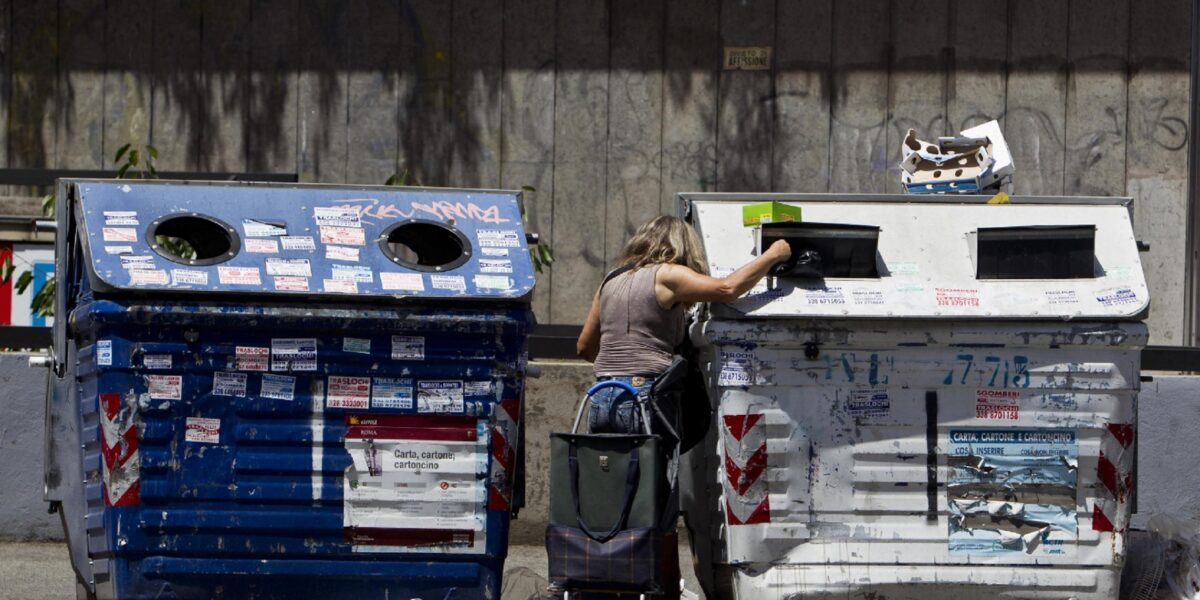 https://assets.gazzettadelsud.it/2026/05/La-foto-darchivio-mostra-una-donna-che-rovista-in-un-cassonetto-dellimmondizia-a-Roma-con-la-speranza-di-trovare-degli-indumenti-1200x600.jpg