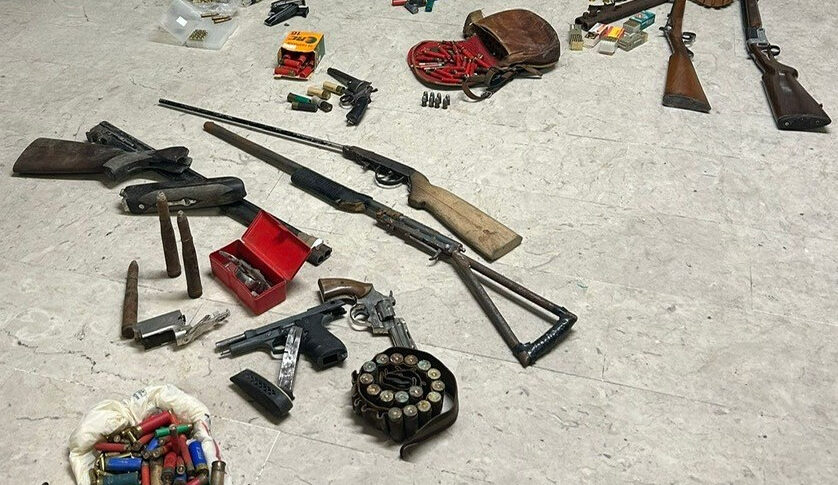 https://assets.gazzettadelsud.it/2026/05/MAXI-SEQUESTRO-DI-PISTOLE-E-FUCILI-TROVATE-IN-ABITAZIONI-E-IN-FONDI-RURALI-DI-ADRANO-ARRESTATI-4-ADRANITI-DALLA-POLIZIA-DI-STATO-DENUNCIATO-UN-ALTRO-SOGGETTO-3-838x485.jpg