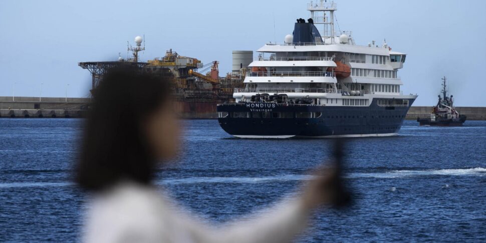 https://assets.gazzettadelsud.it/2026/05/MV-Hondius-is-seen-at-the-port-in-Granadilla-de-Abona-Tenerife-Canary-Islands-Spain-hantavirus-970x485.jpg