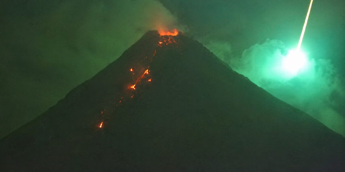 https://assets.gazzettadelsud.it/2026/05/Meteora-esplode-sopra-un-vulcano-in-eruzione-nelle-Filippine-1200x600.jpg