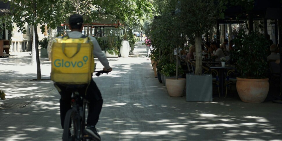 https://assets.gazzettadelsud.it/2026/05/Rider-Glovo-scaled-970x485-1778076415.jpg