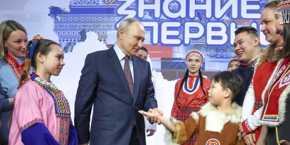 https://assets.gazzettadelsud.it/2026/05/Russian-President-Vladimir-Putin-meets-with-representatives-of-indigenous-peoples-of-Russia-during-the-Znaniye-970x485-1777891527.jpg