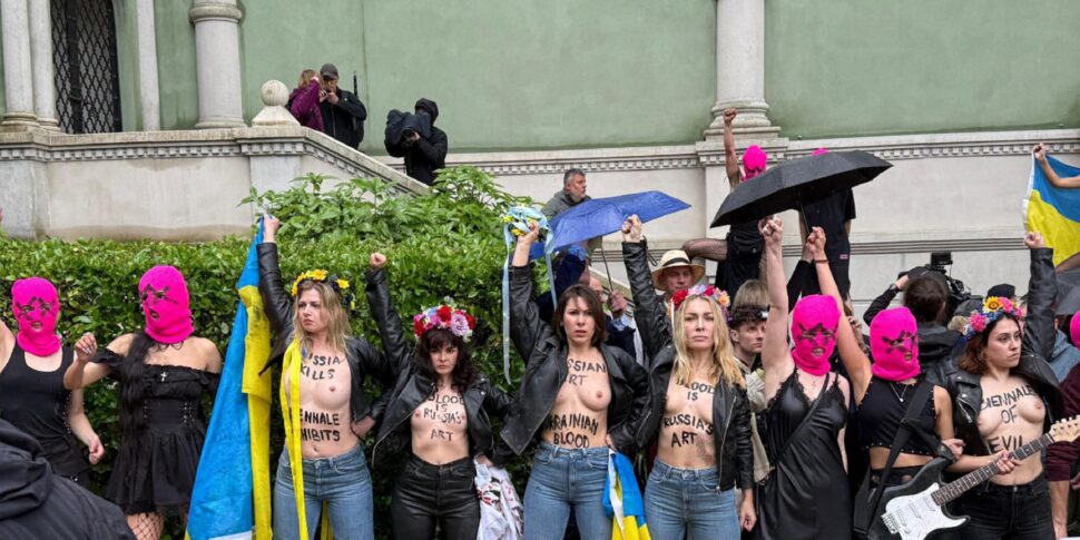 https://assets.gazzettadelsud.it/2026/05/Sit-in-protesta-Pussy-Riot-e-Femen-davanti-padiglione-russo-della-Biennale-970x485.jpg