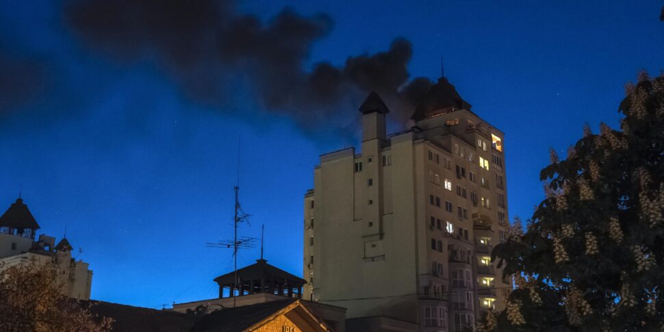 https://assets.gazzettadelsud.it/2026/05/Smoke-billows-after-debris-from-an-intercepted-Russian-drone-fell-on-the-roof-of-a-high-rise-residential-building-in-Kyiv-Ukraine-970x485.jpg