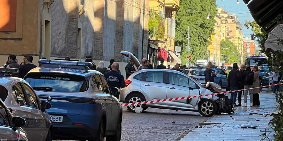 https://assets.gazzettadelsud.it/2026/05/Unauto-a-velocita-sostenuta-ha-falciato-una-decina-di-persone-a-piedi-in-centro-a-Modena-1200x600.jpg