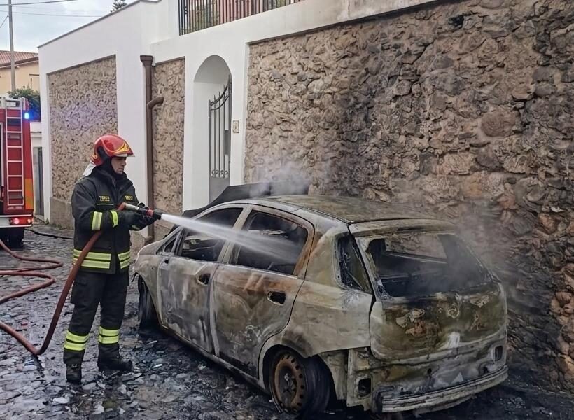 https://assets.gazzettadelsud.it/2026/05/auto-incendiata-milazzo-820x600.jpg